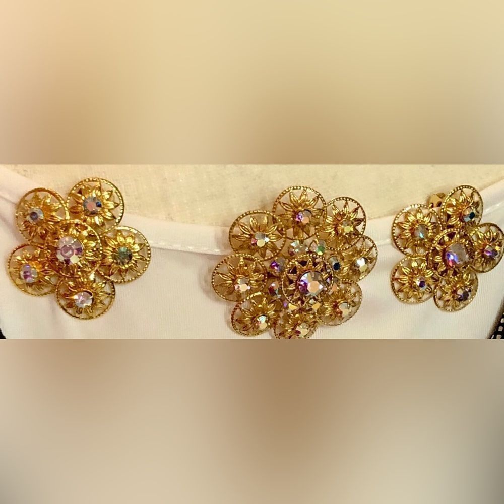 Vintage aurora borealis brooch and clip on earrings - Picture 6 of 8